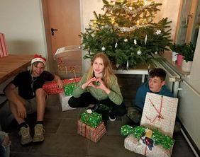 Nico, Sarah und Leon freuten sich riesig über die persönlichen Weihnachtsgeschenke.